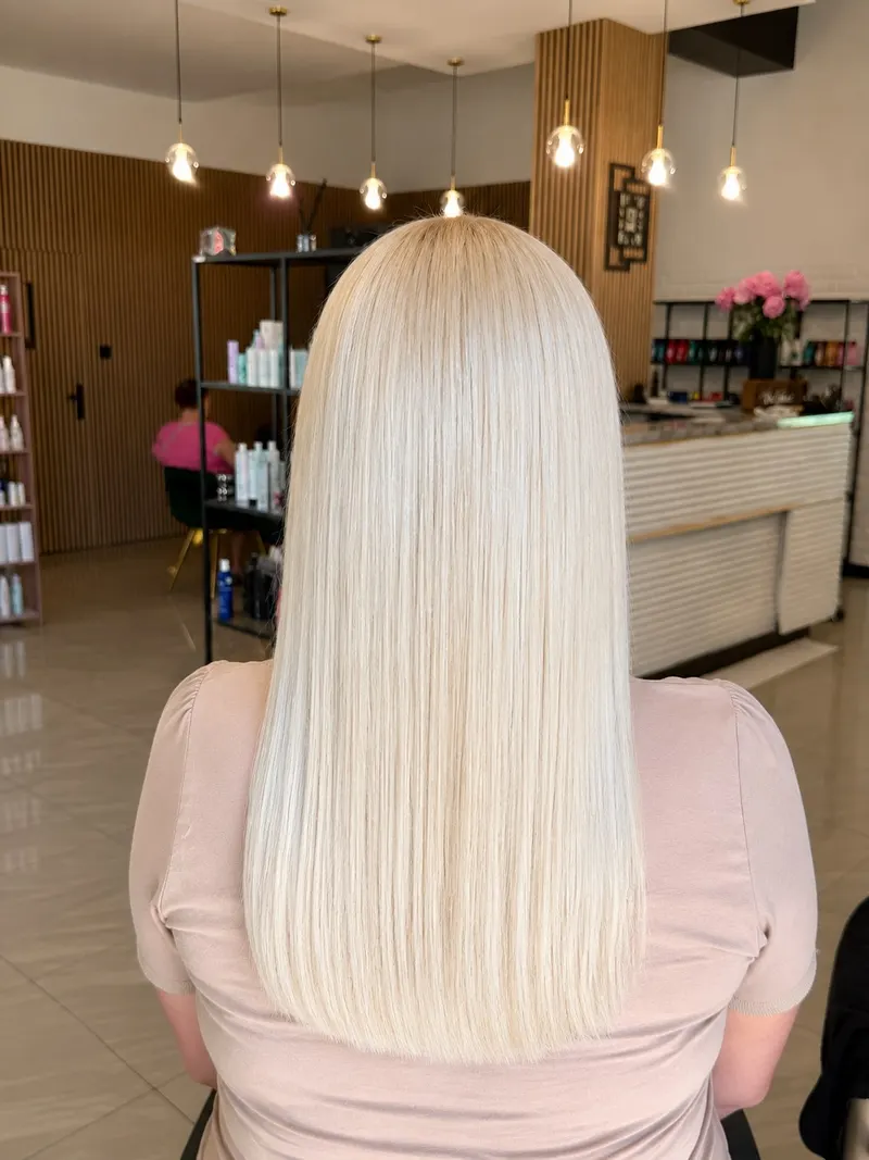 Jednolity platynowy blond na prostych włosach